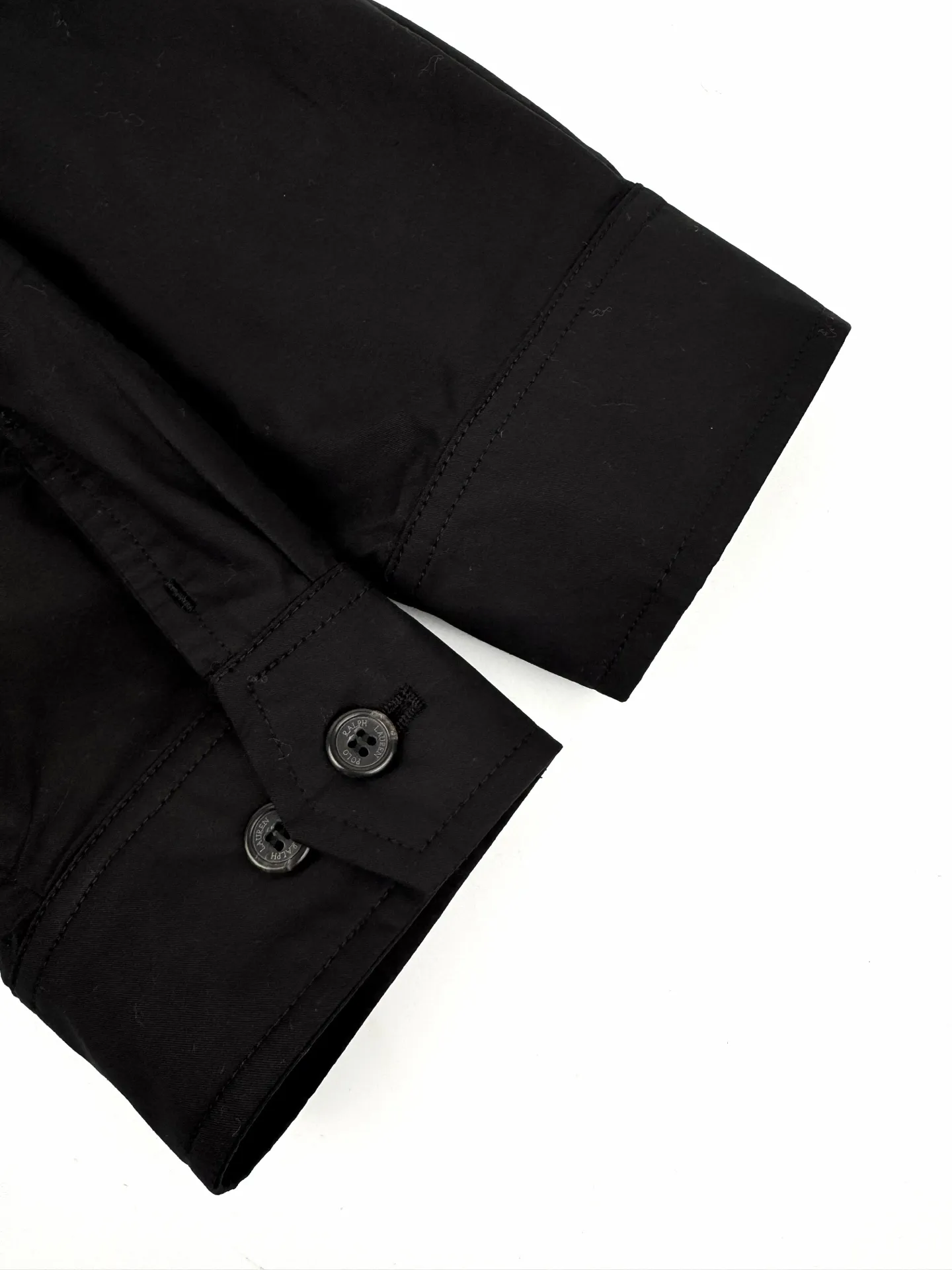 P480 Ralph Lauren embroidered zipper jacket. Customized cotton double-ply small diagonal elegant fabric. Soft and silky. Comfortable against the skin. Uses pure black as the base color. A touch of light gold pony mark embroidery is embellished on the chest. It is more dazzling due to the black background. Low-key and powerful. Subtle gloss changes inject breathing and vitality into the black jacket. Use extreme simplicity to outline a high-end silhouette. Demonstrate taste in silence. Style guide. Universal adaptability. Process 1: Adopt imported machine embroidery technology and use advanced computer control systems and precision mechanical components to achieve the iconic pony embroidery operation with high precision and smooth and delicate lines. Process 2: Template machine bag opening. The preset template guides the position, shape and size of the bag opening. The accuracy ensures the quality of the bag opening effect. Process 3: Infrared positioning cutting machine uses infrared transmitters and infrared receivers to achieve precise positioning of materials. The accuracy can reach the micron level, thereby meeting the effect of high-precision cutting of plaid alignment. Process 4: The fabrics have been carefully washed and have a better hand feel. Not easy to deform, not easy to shrink, not easy to fade, and maintain long-term beauty. Accessories: Customized 1:1 Ralph Lauren shell buckle Customized 1:1 Ralph Lauren zipper Customized 1:1 Ralph Lauren trademark Version: Loose version Size: S M L XL Style number: CC905